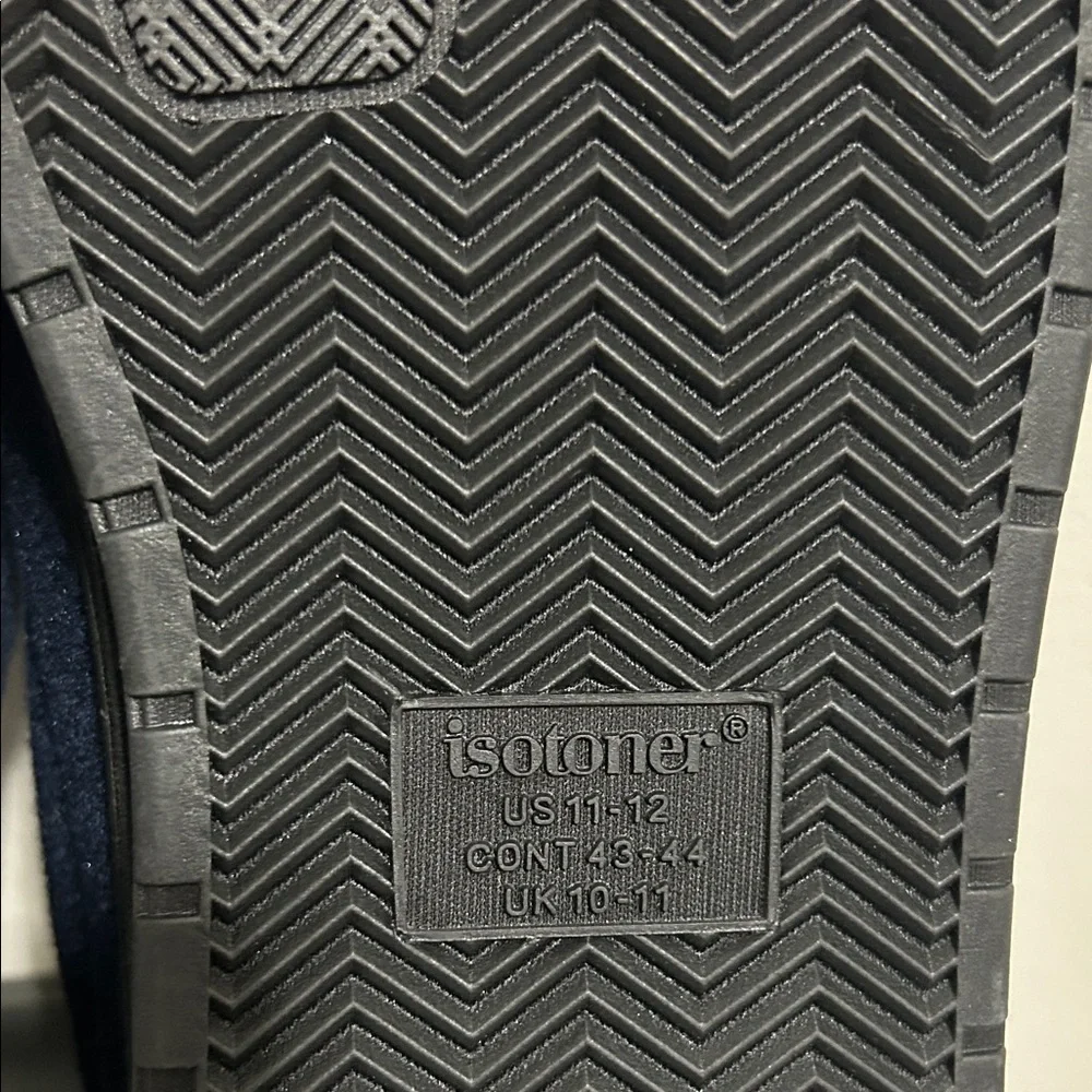 ISOTONER Men’s Gel-Infused  Slippers – Size 11-12